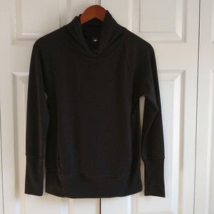 Yogalioiues black work out shirt size small with kanroo pocket